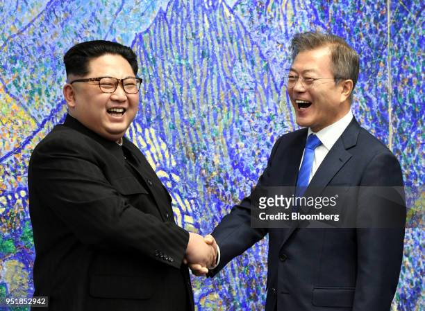 Kim Jong Un, North Korea's leader, left, shakes hands with Moon Jae-in, South Korea's president, during the inter-Korean summit at the Peace House in...