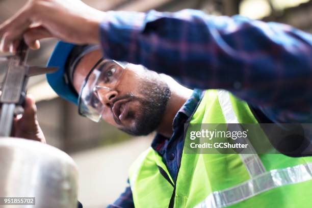 Worker Using Calipers 509 How To Use Vernier Caliper Stock Photos, High-Res Pictures, and ...