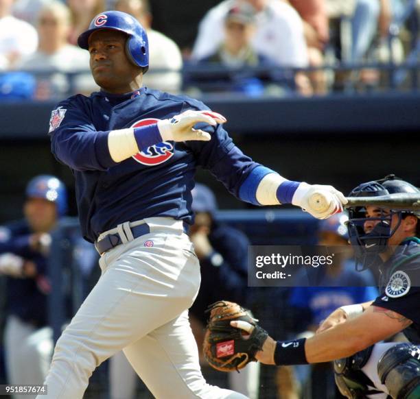 Chicago Cubs' Sammy Sosa and Seattle Mariners catcher Ben Davis watch Sosa's fifth-inning homerun sail over the left fied wall 18 March 2003 in...