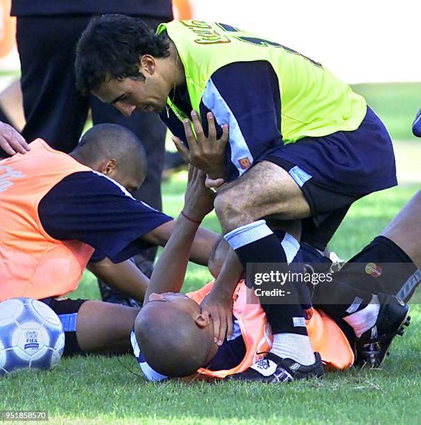 Vicente Sanches of the uruguayan soccer team, plays with his teammate Gustavo Varela during practice 03 November 2001 in Maldonado. Vicente Sanchez...