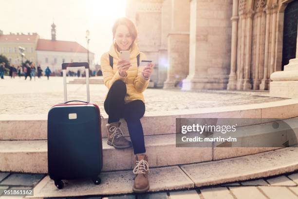 donna che viaggia in europa e utilizza la carta di credito per la prenotazione dell'hotel - booking hotel foto e immagini stock