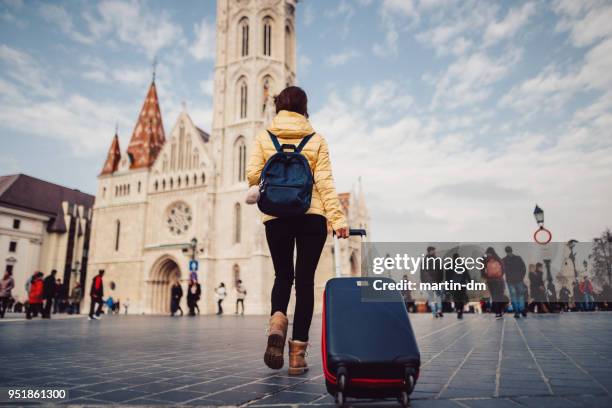 ブダペストでの個人旅行のツーリストの女性 - 交換留学生 ストックフォトと画像