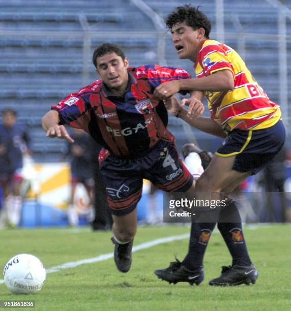 Jose Carmona , of Atlante, fights for the ball against Eduardo Rodriguez , of Morelia, in Mexico City 03 November 2001. Jose Carmona , de Atlante,...