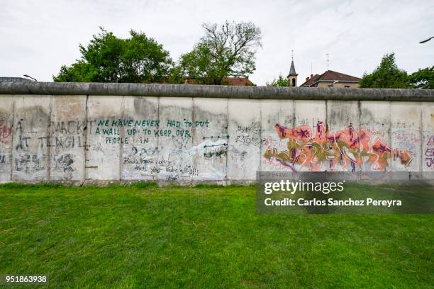 memorial monument wall in berlin - fall of the berlin wall stock pictures, royalty-free photos & images