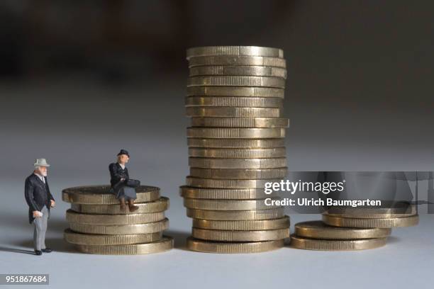 Symbol photo on the topics pension, pension increase, retirement, pensioner, etc. The picture shows pensioner miniature figures with one euro coins.