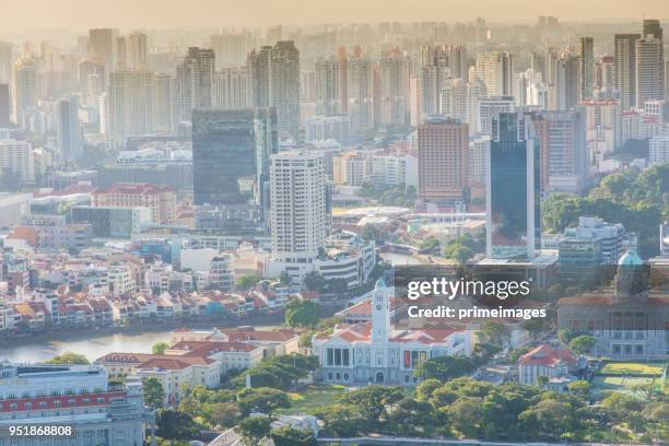 uitzicht op de skyline van singapore centrum cbd (ed) - marina bay sands skypark stockfoto's en -beelden
