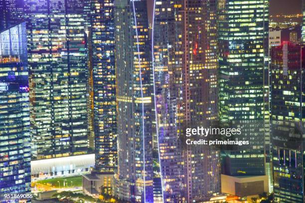uitzicht op de skyline van singapore centrum cbd (ed) - marina bay sands skypark stockfoto's en -beelden