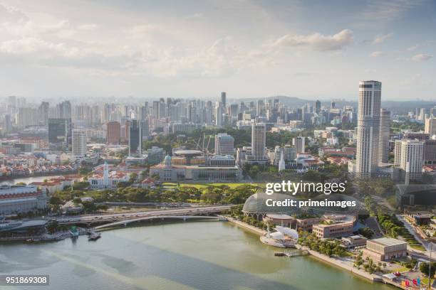 uitzicht op de skyline van singapore centrum cbd (ed) - marina bay sands skypark stockfoto's en -beelden