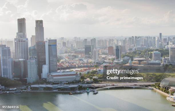 uitzicht op de skyline van singapore centrum cbd (ed) - marina bay sands skypark stockfoto's en -beelden