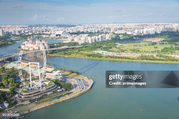 uitzicht op de skyline van singapore centrum cbd (ed) - marina bay sands skypark stockfoto's en -beelden