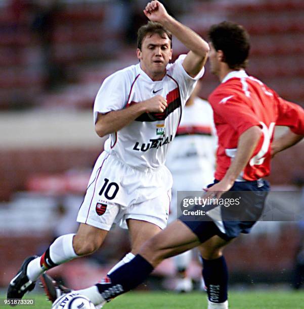 Petkovic of the Flamengo team fights for the ball against Ariel Franco of the Independiente, in Buenos Aires, Argentina, 24 October 2001. Petkovic de...