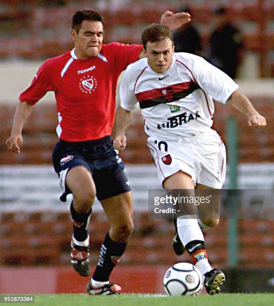 Soccer player Petkovic of Flamengo, fights for the ball against Jorge Manrique, of the Independiente, in Buenos Aires, 24 October 2001. El futbolista...