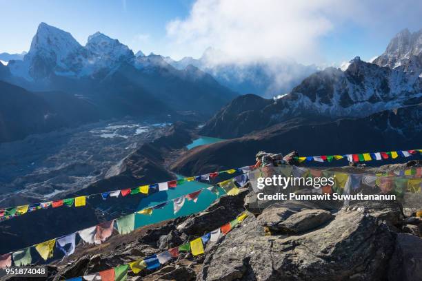 top view of gokyo ri in a morning sunrise, eveerest region in himalayas range, nepal - gokyo ri stock-fotos und bilder