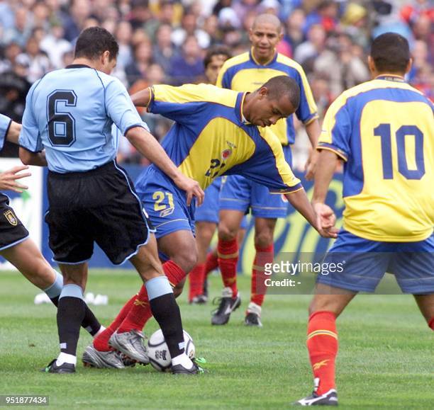 The uruguyan Dario Rodriguez , fights for the ball against colombian Arnulfo Valentierra as Visctor Aristizabal watches, 07 October 2001 in...