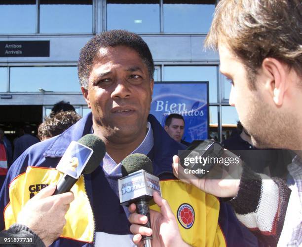 The coach of the Colombian soccer team, Francisco Maturana, speaks to the press when he arrives at the Montevideo airport, 06 October 2001. El...