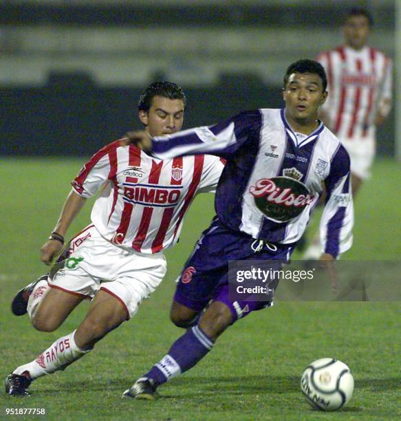 Walter Reyes , of the Alianza Lima, fight for the ball against Fabian Pena, of Necaxa, during the game in Lima 09 October 2001. Walter Reyes , del...