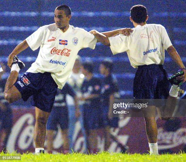 Guido ALvarenga and George Cmpos, of the Paraguayan soccer team, stretch during practice 05 October 2001 in Asuncion. Guido Alvarenga y Jorge Campos,...