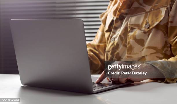 army officer on laptop in bunker - uniforme militare foto e immagini stock