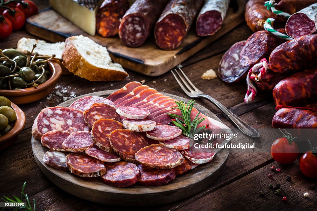 Gemischte spanische Chorizo-Scheiben-Platte auf rustikalen Holztisch