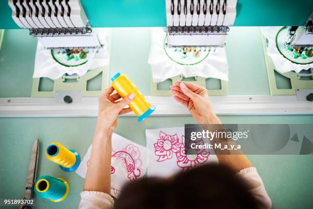 arte de decorar la tela u otros materiales - womens draft fotografías e imágenes de stock