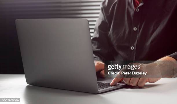 hacker on computer at night - hacker computer stockfoto's en -beelden