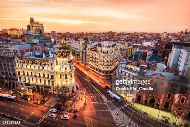 vista aérea y skyline de madrid al atardecer. españa. europa - madrid gran via fotografías e imágenes de stock