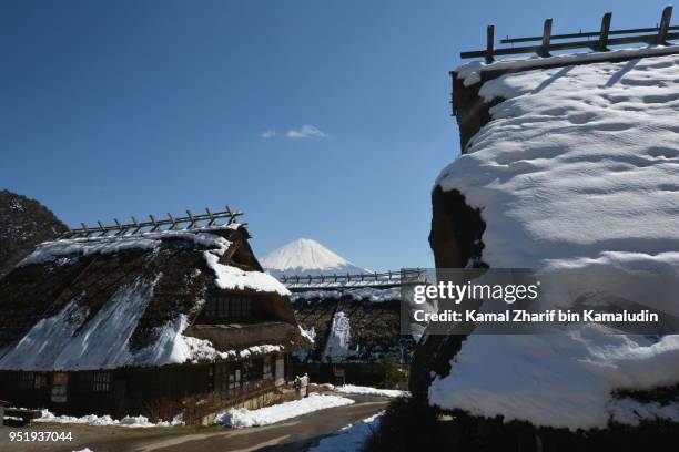 mt fuji and traditional houses - chilly bin stockfoto's en -beelden