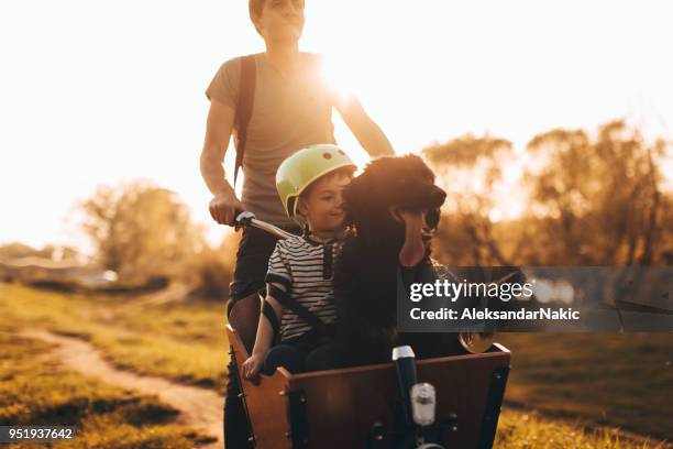 de drie van ons, altijd samen - family with dog stockfoto's en -beelden