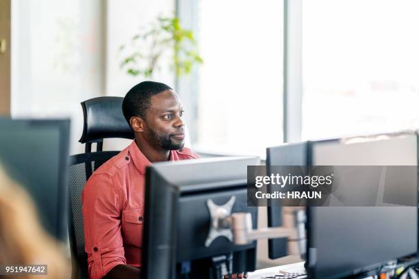 allvarlig verkställande använder dator på skrivbordet i office - equal pay day bildbanksfoton och bilder