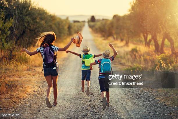 tres niños corriendo en el último día de clases - finishing fotografías e imágenes de stock