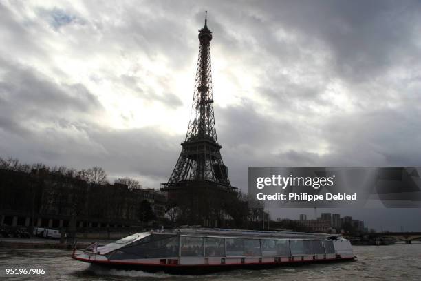 france, ile de france, paris, 7th district, tour boat on the seine river in front of eiffel tower - バトームッシュ ストックフォトと画像