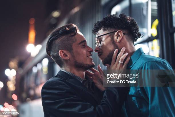 男同性戀男孩晚上下班後接吻 - peck 個照片及圖片檔
