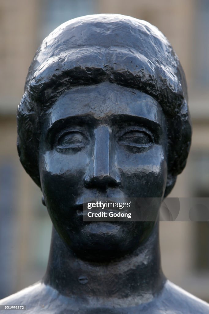 Jardin des tuileries. Detail d'une statue d'Aristide Maillol.