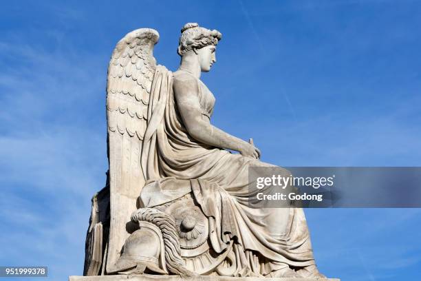 Jardin des Tuileries, L'Histoire, statue d'Antoine-Francois Gerard et arc de triomphe du Carrousel. Paris, France.