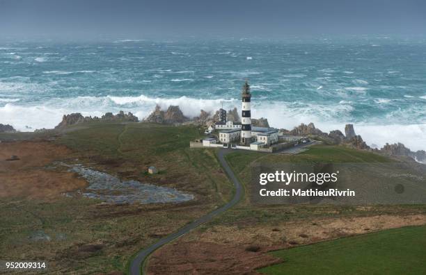 vue aérienne du phare du créac'h dans la tempête et la forte houle - ouessant photos et images de collection