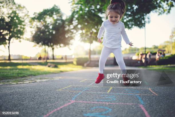 himmel und hölle spielendes kind springen - hopscotch stock-fotos und bilder