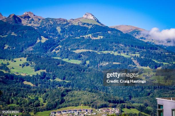 liechtenstien countryside mountains - vaduz castle 個照片及圖片檔