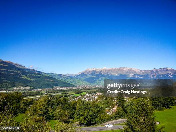 liechtenstien skyline city view - vaduz castle stockfoto's en -beelden