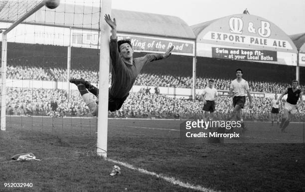 English FA Cup Fifth Round match at Villa Park. Aston Villa 0 v Tottenham Hotspur 2. Spurs goalkeeper Bill Brown in action, 18th February 1961.