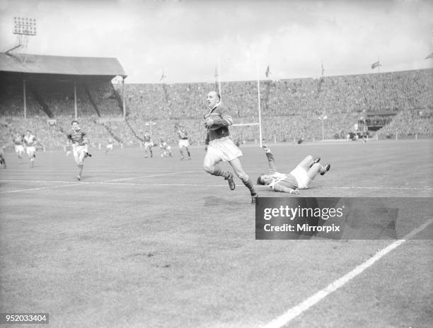 Leeds Lewis Jones evades the Barrow defence to charge towards the try line during the Rugby League Cup Final at Wembley 11th May 1957.