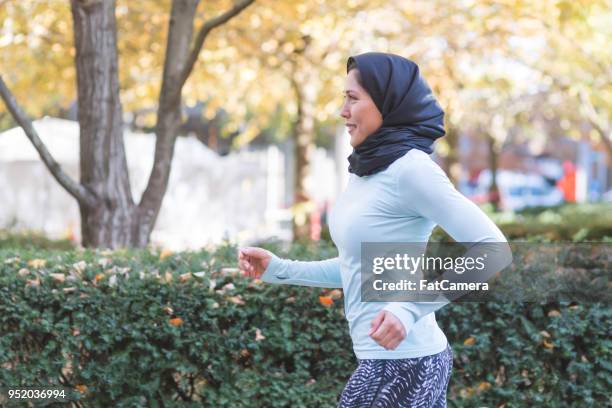 有魅力的女人戴蓋頭去慢跑 - arab women fat 個照片及圖片檔