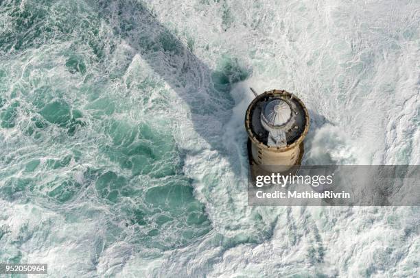 vue aérienne du phare du créac'h dans la tempête et la forte houle - ouessant photos et images de collection