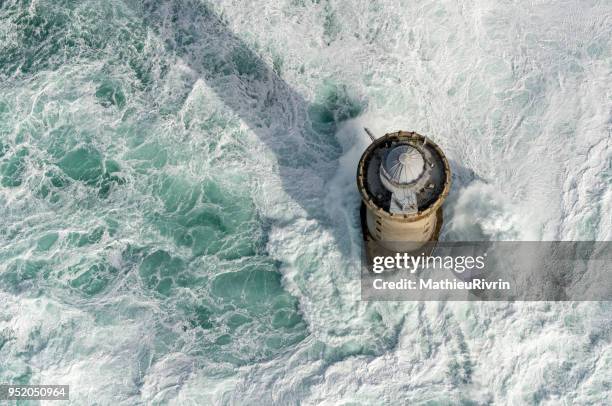 vue aérienne du phare du créac'h dans la tempête et la forte houle - winter storm stock pictures, royalty-free photos & images