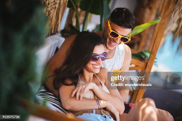 pareja joven inconformista que se divierten en verano beach café - hawaii fun fotografías e imágenes de stock