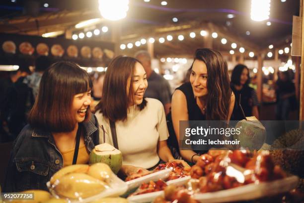 friends enjoying night time food markets in bangkok - cuisine thai imagens e fotografias de stock