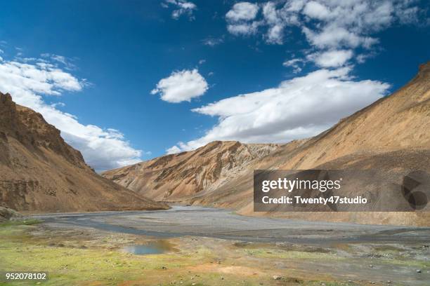 landscape view on rohtang pass to leh in summer, himachal pradesh, india - rohtang stockfoto's en -beelden