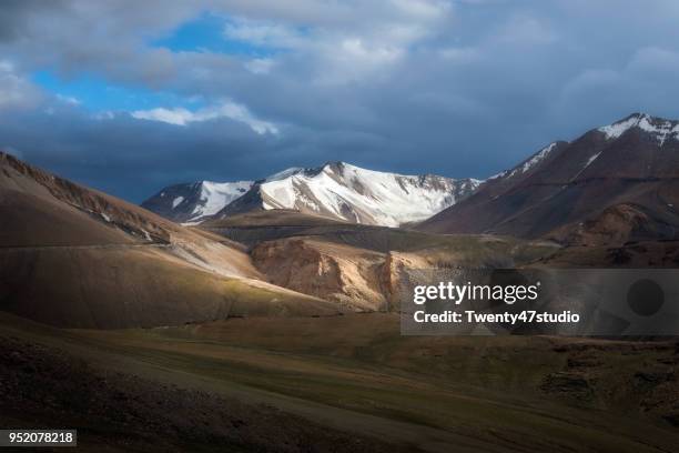 himalayas view on rohtang pass to leh in summer, ladakh region, india - rohtang stockfoto's en -beelden