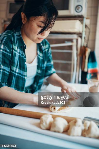 女性シェフがシナモン饅頭、焼く前に - 祖谷渓 ストックフォトと画像