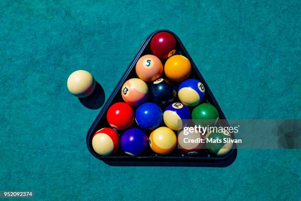 billiards balls - pool table fotografías e imágenes de stock