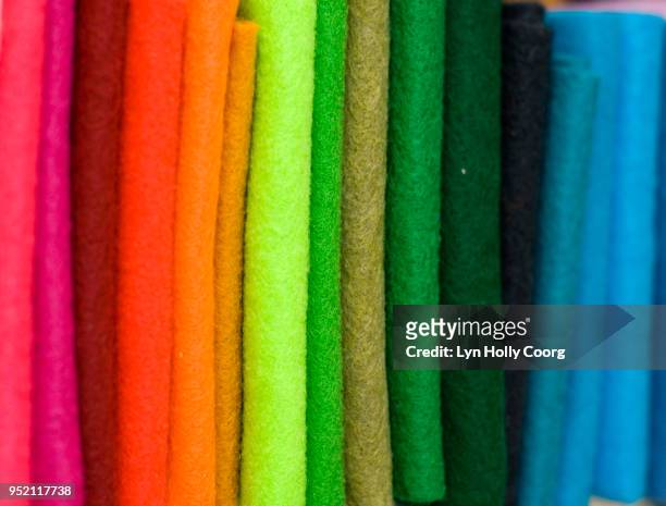 close up of row of coloured felt material for sale - lyn holly coorg stock-fotos und bilder
